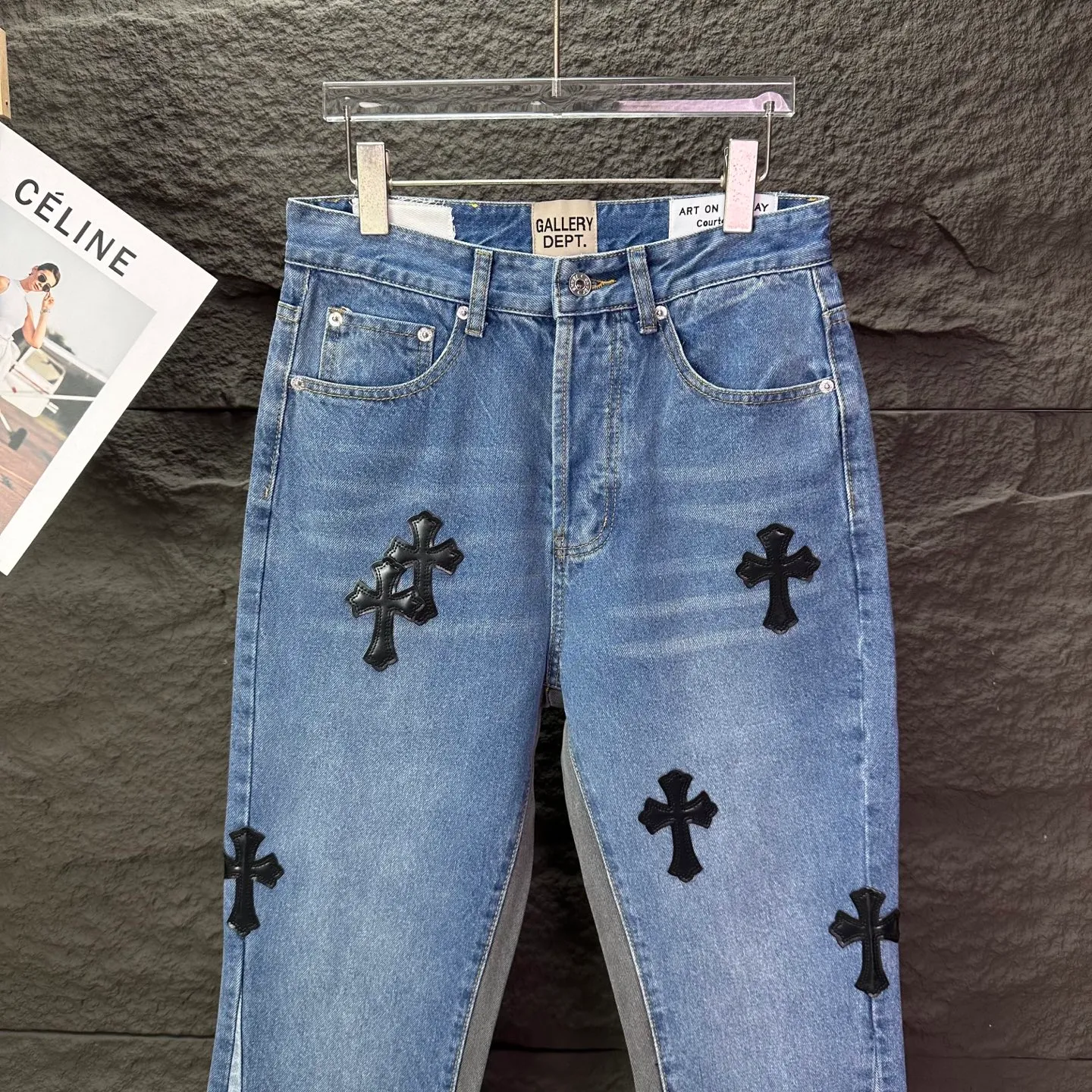 P270 GALLERY DEPT. Co-branded 2025 new black cross-leather stitching couple's style loose washed flared jeans 🔥High version🔥High version🔥 Top ceiling quality Styles with different washed textures are very friendly to people with thin legs and thick legs. The slightly flared version is very flattering to the leg shape. Moderate length that never goes out of style, easy and casual to match, basic styling for various styles, a must-have in the wardrobe! The fabric is stiff but also makes the upper body soft without losing texture. The washing process is even more perfect. It is a must-have item for everyone! ! ! Washed wheat, tag, pants label, three complete labels Color: washed black, washed blue Size: 28, 30, 32, 34 (four sizes)